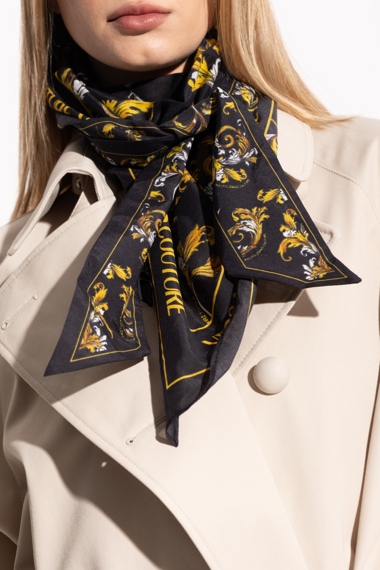 Black Triangle scarf with print Versace Jeans Couture Black Triangle scarf with print Versace Jeans Couture